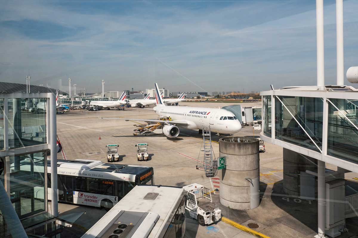 avion air france à l'aeroport charles de gaulle